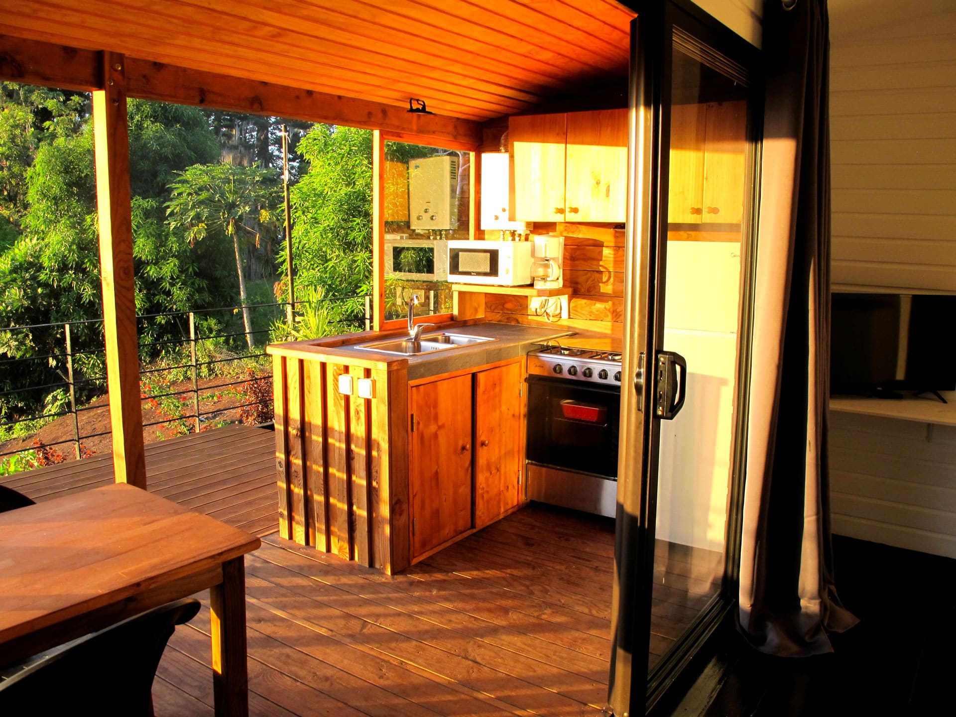 Equipped kitchen of the Aito bungalow with ocean view