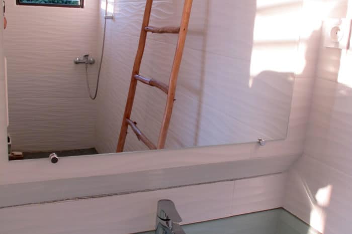 Salle de bain avec douche Italienne du Bungalow Aito