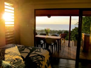 Experimente una estancia relajante y cómoda en el acogedor bungalow Aito con su hermosa vista panorámica al océano.