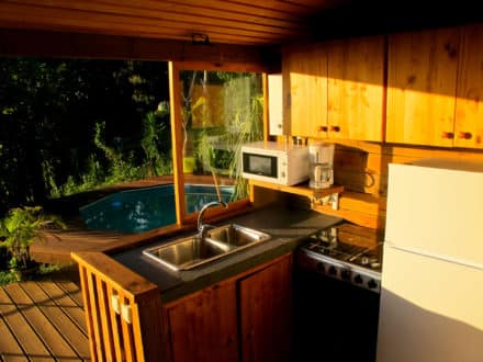 Kahaia Bungalow Fully equipped outdoor kitchen under shelter