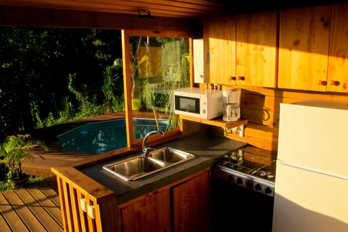 Kahaia Bungalow Fully equipped outdoor kitchen under shelter