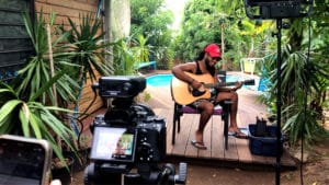 Solo acoustique de MIKL en plein tournage au Bounty Lodge Tahiti avec son titre - A la folie