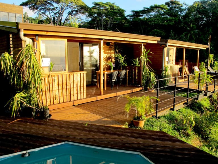 Le bungalow Kahaia est composé d'une chambre avec un lit double et dressing, un lit d'appoint 2 places ou un canapé convertible 2 places, une salle de bain à l'italienne, un WC séparé, une cuisine équipée avec un coin repas et une grande terrasse offrant une vue panoramique sur l'océan.