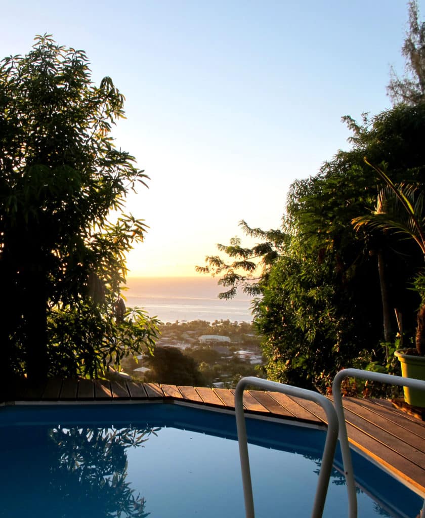 Coucher de soleil vu de la piscine des bungalows du Bounty Lodge