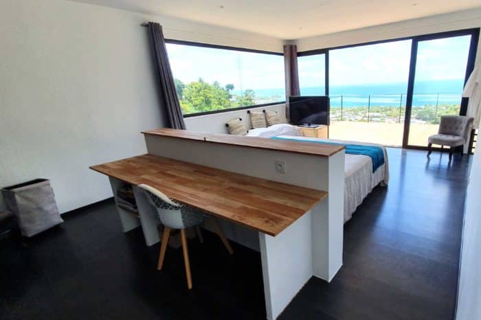 Suite with orthopedic super king bed, desk and bathtub with ocean view