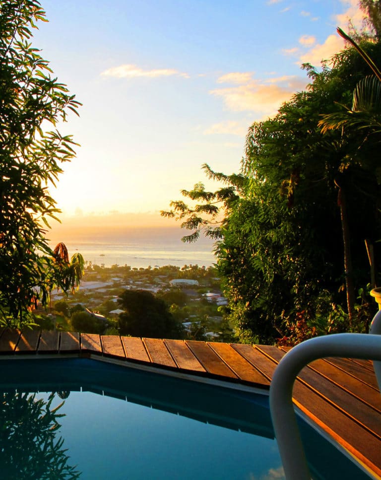 Vue sur l'océan depuis la piscine des bungalows du Bounty Lodge