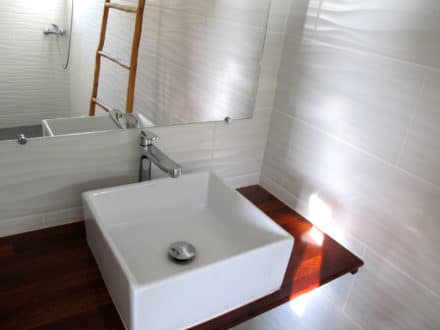 Salle de bain avec douche à l'italienne du bungalow Anuhe