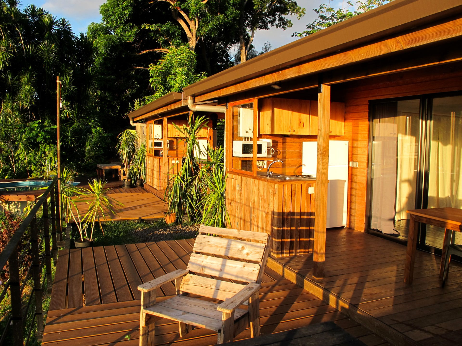 bungalow aito vue du bungalow avec cuisine, coin repas et grande terrasse