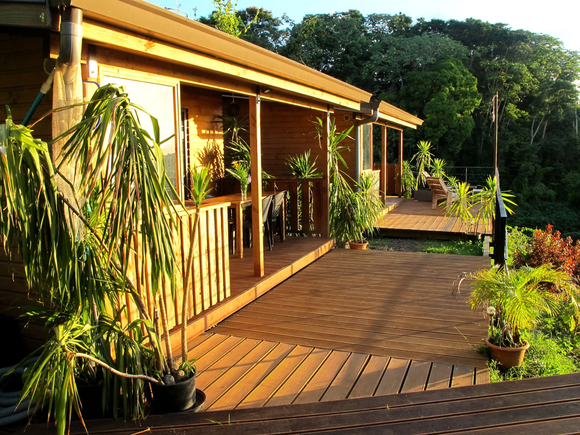 BOUNTY LODGE Bungalows and terrace with ocean view