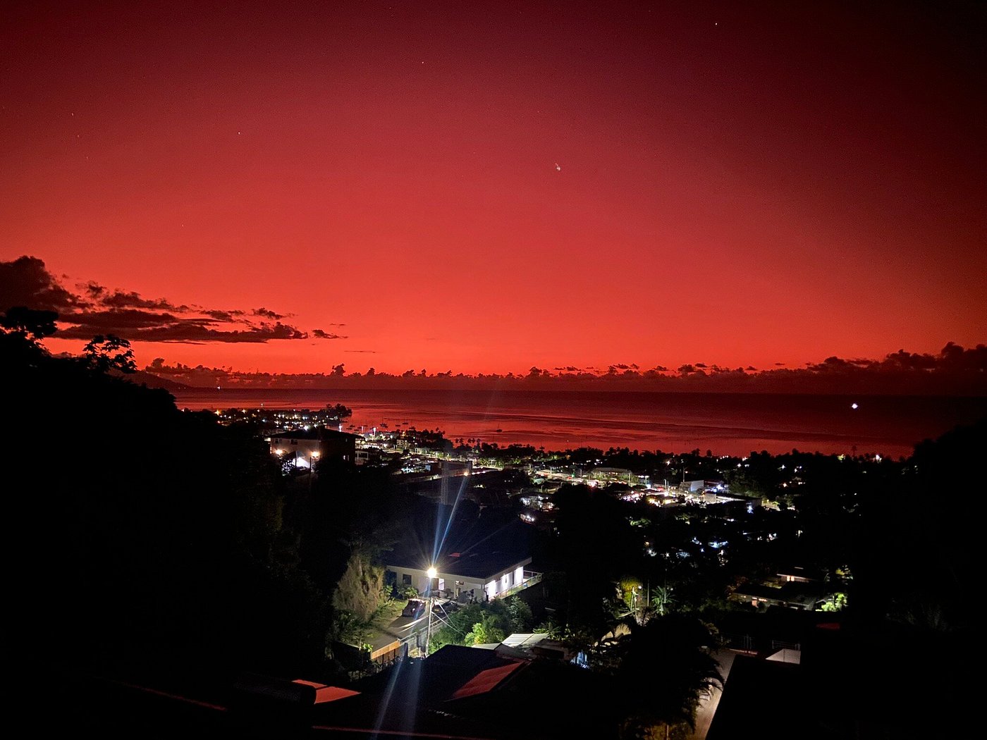 bounty lodge coucher de soleil avec vue sur le ciel rouge depuis l'hôtel