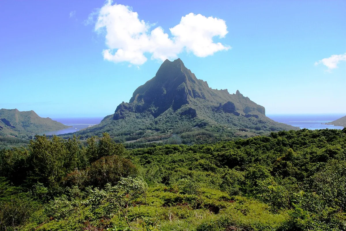 Le mont Rotui entre la baie d’Opunohu et la baie de Cook, à Moorea