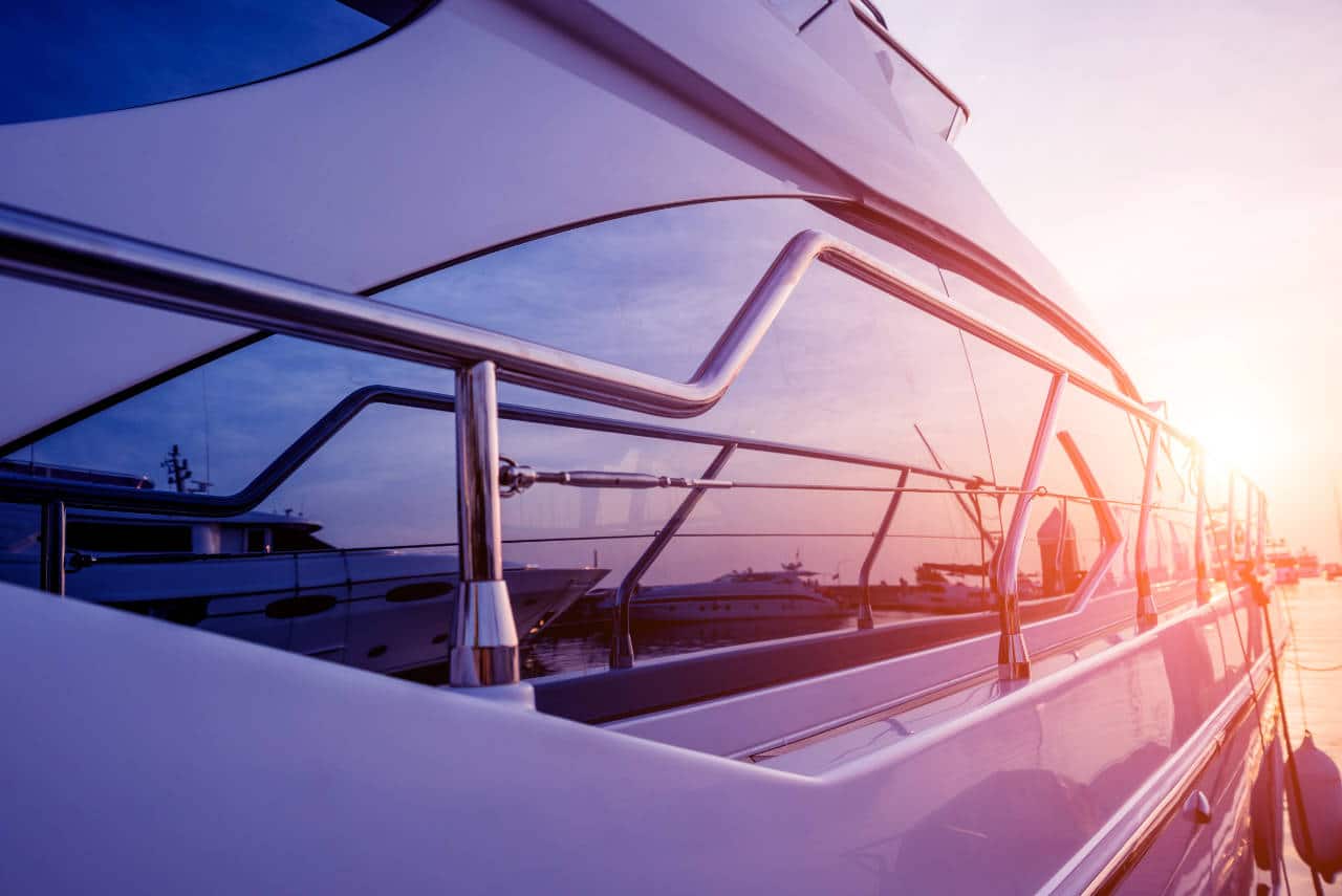 vue du port avec détails des yachts. beau ciel avec coucher de soleil dans la baie de la marina.