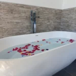 Villa Bounty bathtub of the master suite