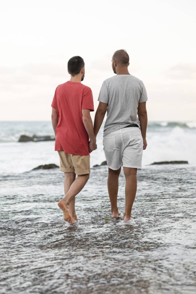 couple gay main dans main plage tahiti bounty lodge