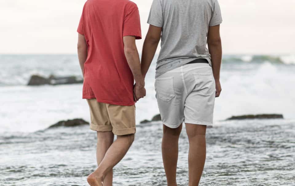couple gay main dans main plage tahiti bounty lodge