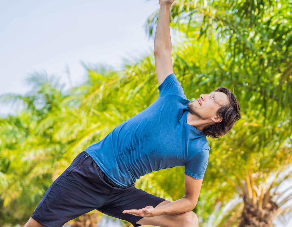 Homme faisant du yoga au Bounty Lodge Resort